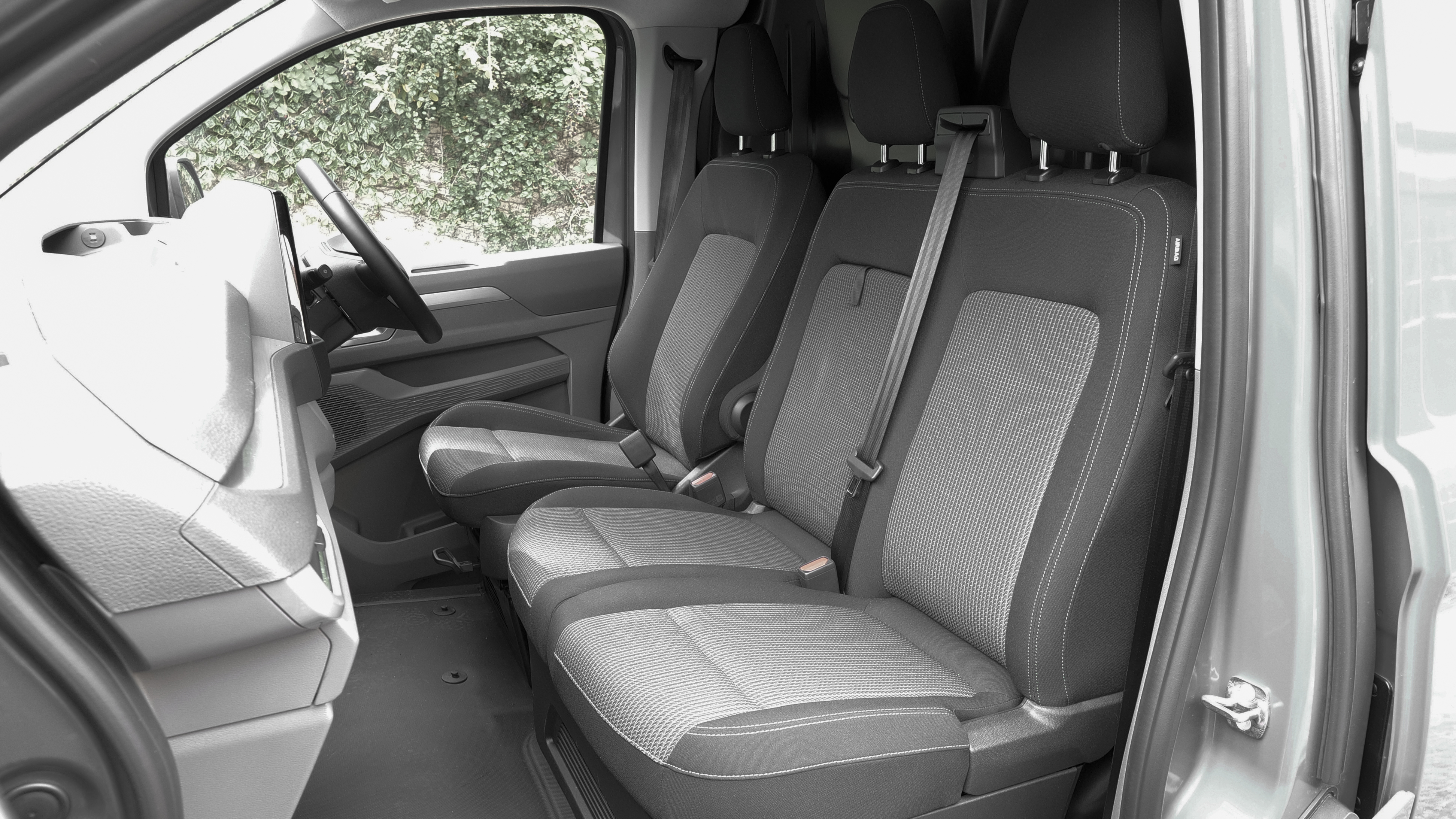 Volkswagen TRANSPORTER T32 LWB ELECTRIC 100kW 70kWh Commerce Plus Kombi Van Auto [5 Plus]